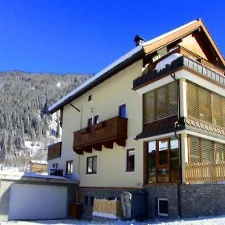 Flat In With A Balcony 아파트 크리믈