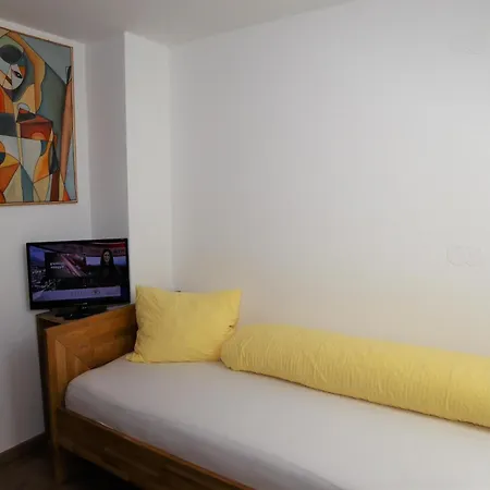 Flat In With A Balcony 크리믈